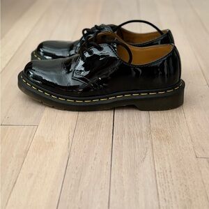 Excellent condition Dr. Marten’s Doc Martens patten leather black shoe